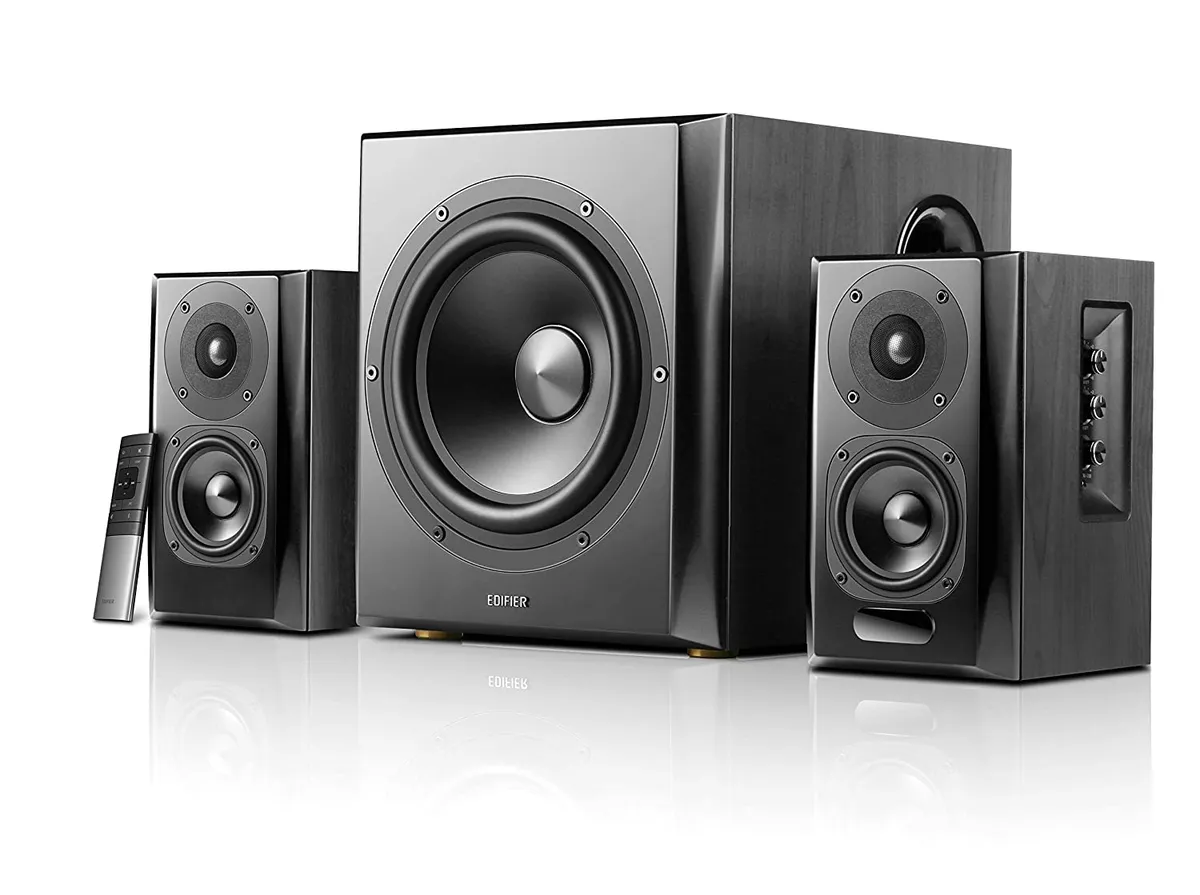 Boxă 2.1 Edifier neagră cu subwoofer activ și telecomandă wireless