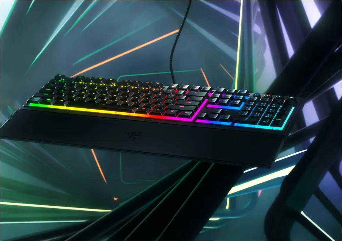 Tastatura gaming Razer Ornata V3 cu iluminare RGB albastra