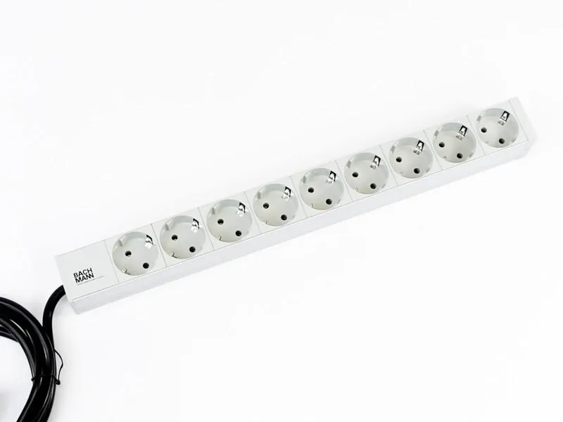 Distribuitor PDU Bachmann 9 prize 1U pentru rack server